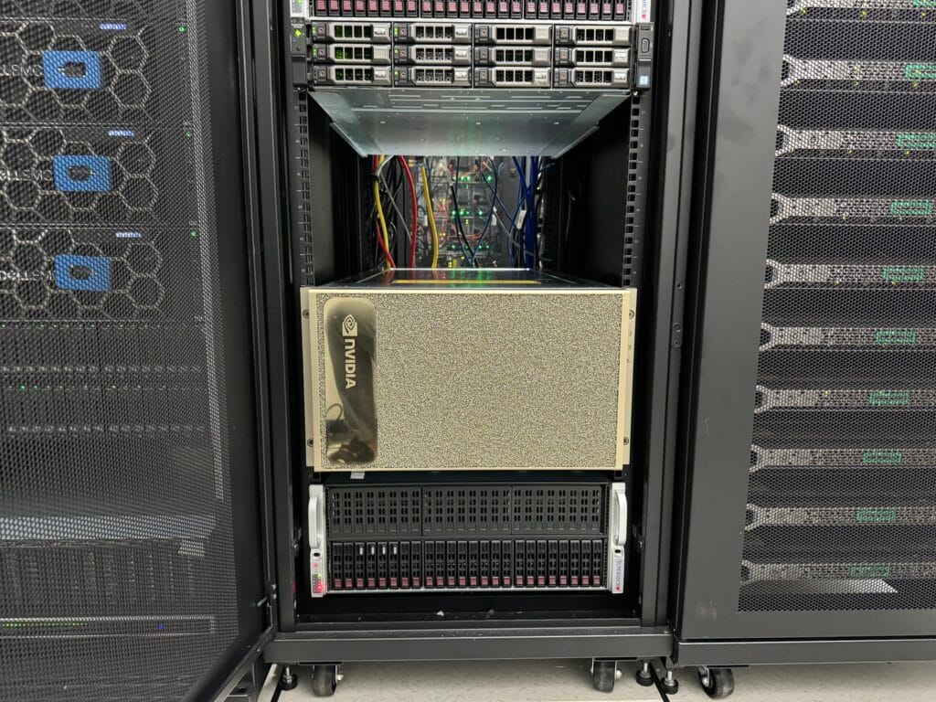 Toàn cảnh máy chủ NVIDIA DGX A100 được triển khai cùng các máy chủ khác tại UIT
