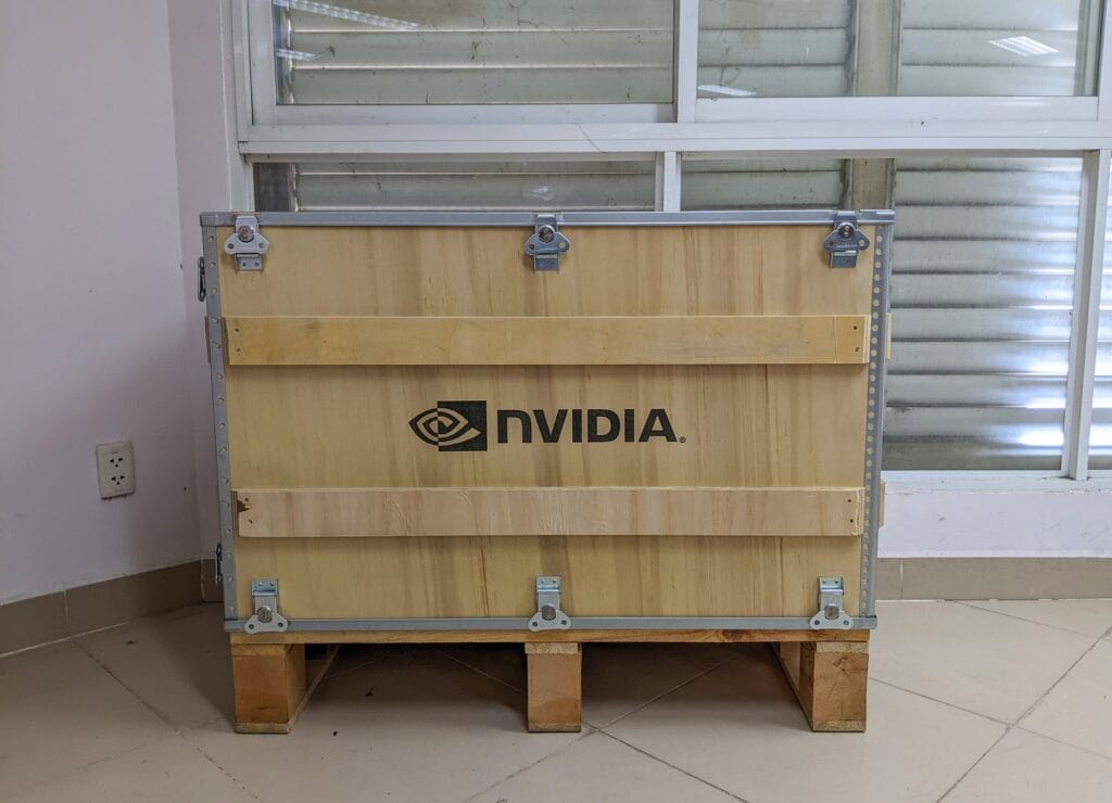Thùng vận chuyển máy chủ NVIDIA DGX A100 trước khi lắp đặt tại UIT