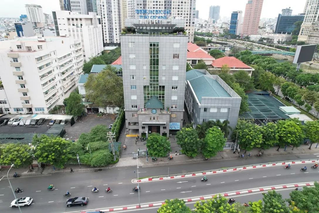 Khuôn viên trường tại ĐH Luật TP.HCM
