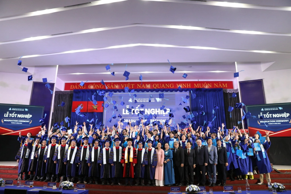 Lễ tốt nghiệp ĐH Bách Khoa BKU với 23.000+ sinh viên hàng năm