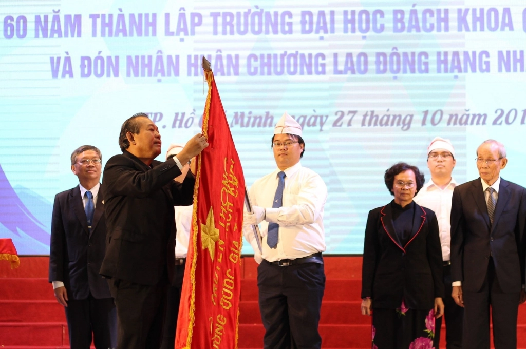Phó thủ tướng thường trực Chính phủ Trương Hòa Bình trao Huân chương lao động hạng I (lần thứ 2) cho trường vào năm 2017