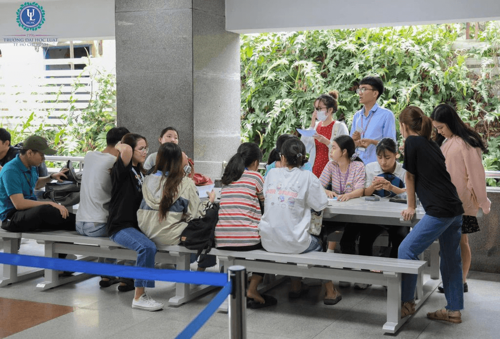 Sinh viên đại học Luật (HCMULAW) bàn luận với nhau
