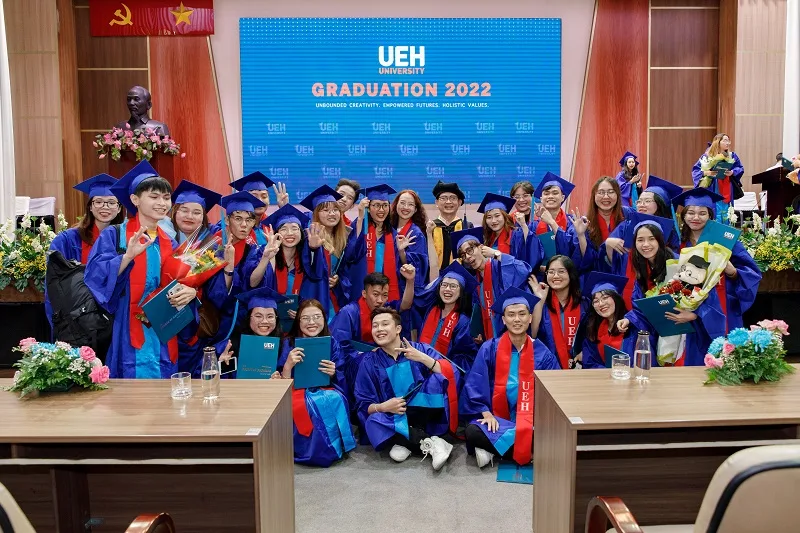 Hình ảnh sinh viên Trường ĐH Kinh tế TPHCM vui mừng khi được nhận bằng tốt nghiệp sau thời gian dài bị ảnh hưởng của dịch Covid-19