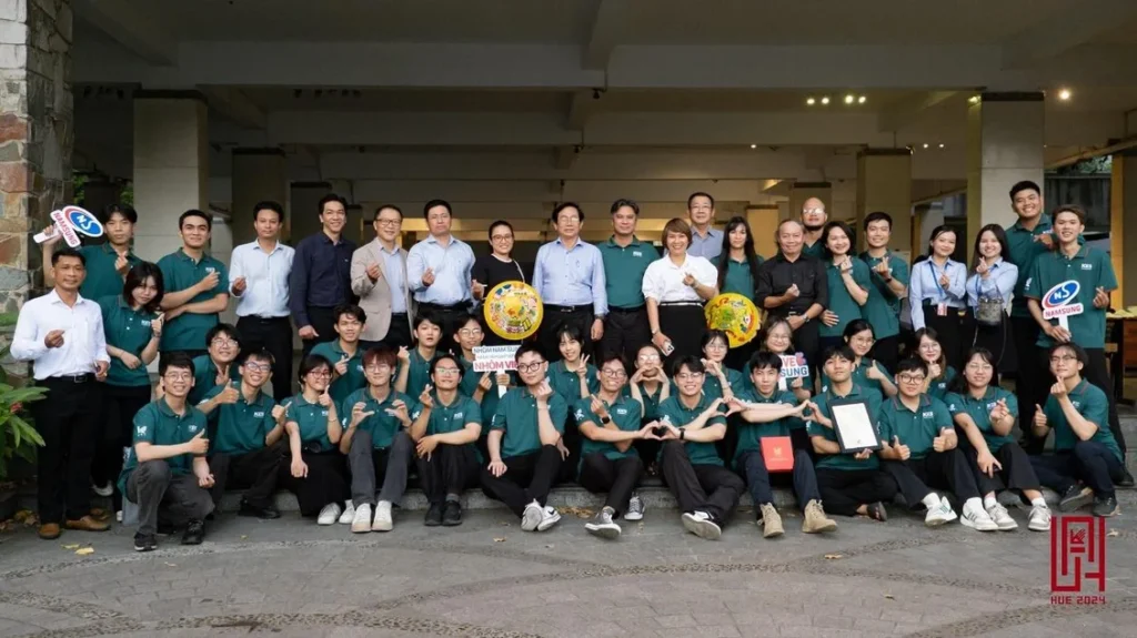 Tập thể lãnh đạo Nhà trường chụp ảnh lưu niệm cùng Đoàn Festival UAH