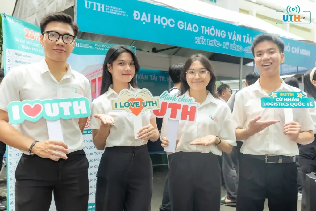 Sinh viên Đại Học Giao Thông Vận Tải (UTH) hướng dẫn học sinh THPT, phụ huynh về trường Đại Học tại ngày hội tư vấn tuyển sinh