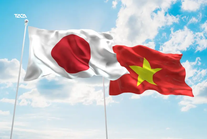 Hình ảnh lá cờ Việt Nam và Nhật Bản tung bay dưới trời xanh, biểu tượng hợp tác trong chương trình CNTT Việt Nhật UIT
