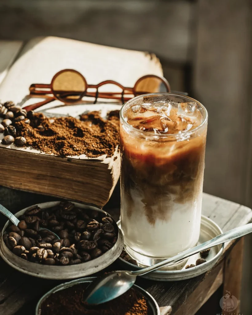 Đồ uống tại Cô Nho Cà Phê Thủ Đức với ly cà phê sữa đá và phong cách vintage