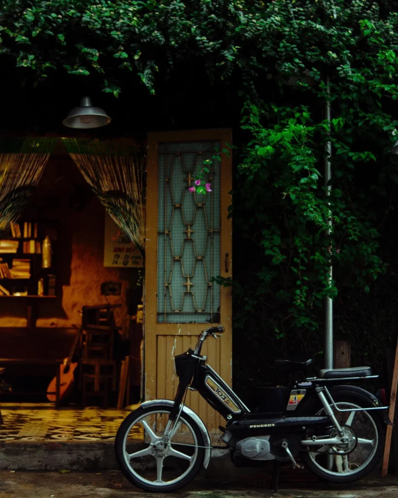 Không gian hoài cổ của Cô Nho Cà Phê Thủ Đức với cửa gỗ và xe máy cổ