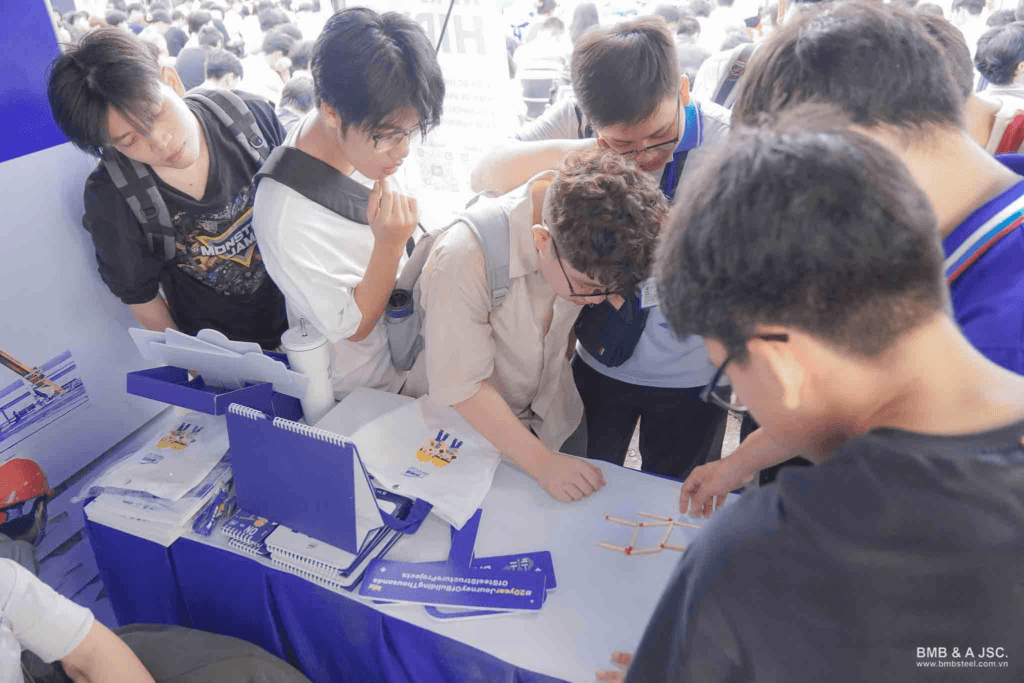Sinh viên tại gian hàng BKU