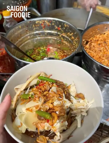 Chén miến trộn lòng gà nóng hổi, thơm ngon trước cổng Trường Đại học Kiến trúc TP.HCM (UAH)