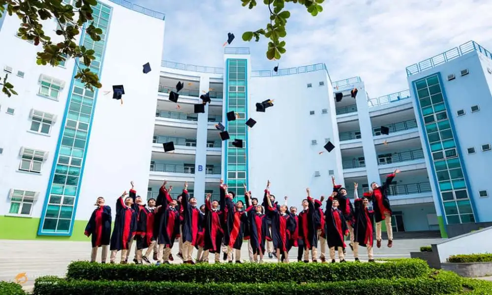 Sinh viên UIT mặc lễ phục tốt nghiệp, tung mũ trước khuôn viên trường – đánh dấu hành trình hoàn thành chương trình học như ngành CNTT Việt Nhật UIT và các ngành công nghệ khác.