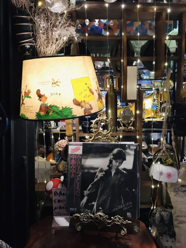 Chiếc đèn bàn vintage và góc trang trí mang phong cách sưu tầm tại Thớt Coffee Thủ Đức