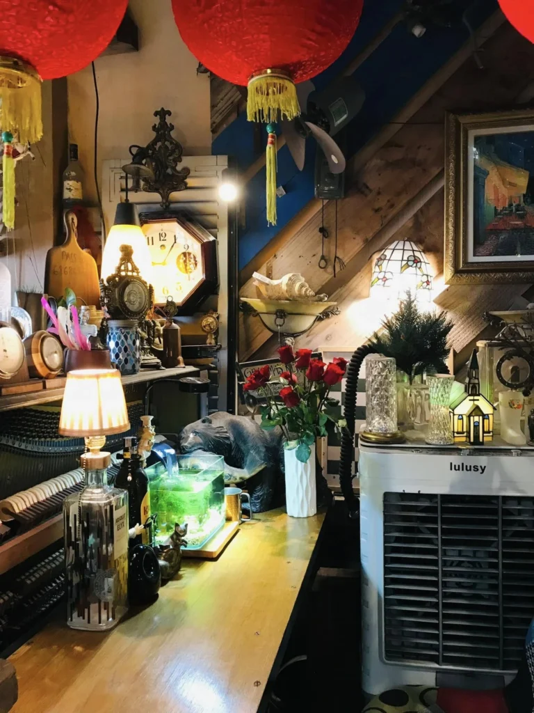 Góc decor đậm chất hoài cổ tại Thớt Coffee Thủ Đức với đèn bàn và lồng đèn đỏ