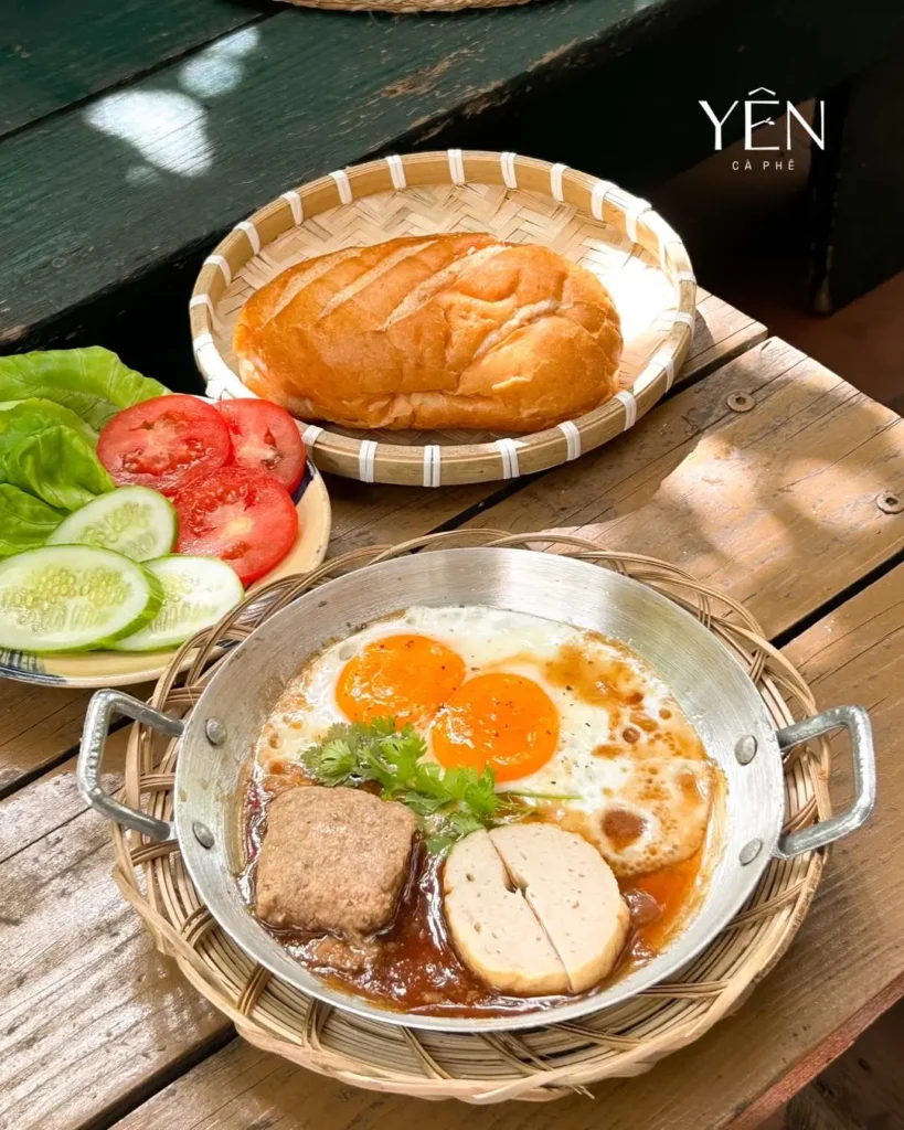 Bữa sáng kiểu Việt tại YÊN Cà Phê Thủ Đức với bánh mì chảo truyền thống