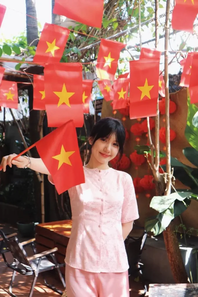 Check-in cùng cờ đỏ sao vàng tại YÊN Cà Phê Thủ Đức trong dịp Tết